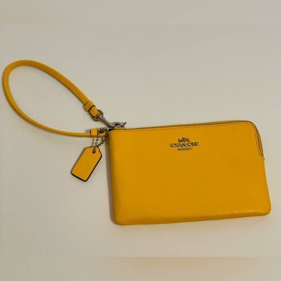 Coach Bag | Women's Yellow Wristlet - Corner Zip Pebbled Leather offers welcome - Picture 2 of 7